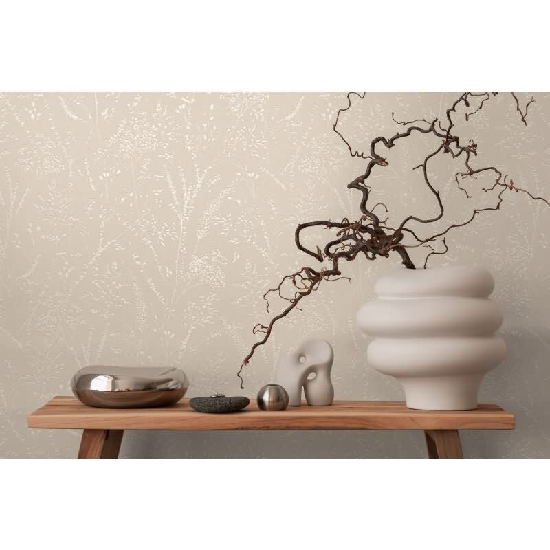 Florale Mustertapete Beige Creme – Vliestapete mit zartem Pflanzenmotiv – Struktur Tapete AS-Creation (397661)