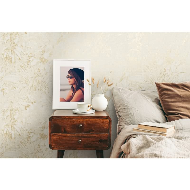 Tapete in Dschungeloptik Beige Gold – Vliestapete mit Palmenstruktur matt livingwalls (395601)