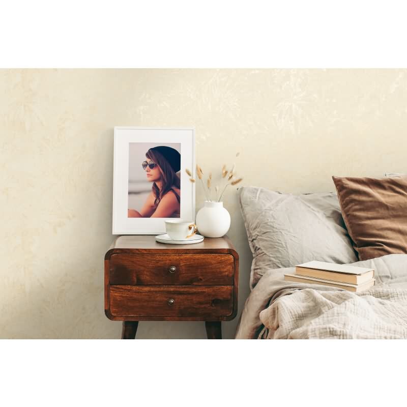 Tapete in Dschungeloptik Creme Gelb – Vliestapete mit Palmenstruktur matt livingwalls (395602)