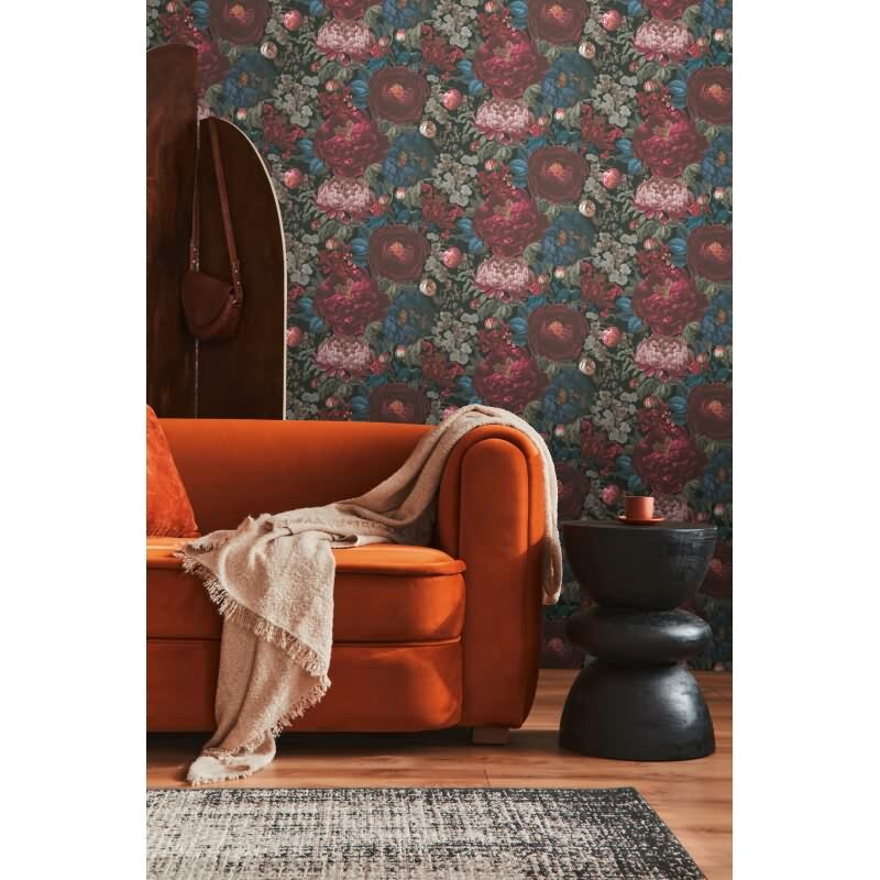 Dunkle Blumentapete mit üppigen Pfingstrosen und Schmetterlingen (399791)