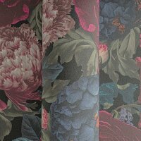 Dunkle Blumentapete mit &uuml;ppigen Pfingstrosen und...