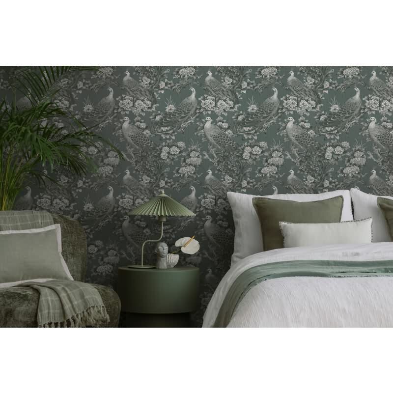 Vliestapete mit Pfauen und Blumen in Schwarz-Weiß auf dunklem Hintergrund (399821)