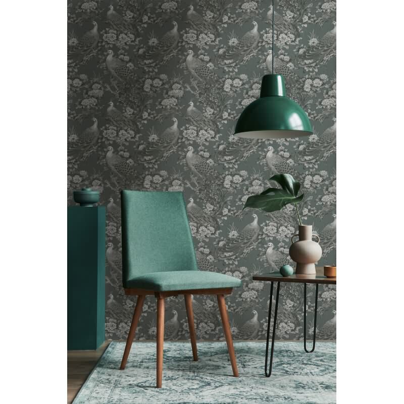 Vliestapete mit Pfauen und Blumen in Schwarz-Weiß auf dunklem Hintergrund (399821)