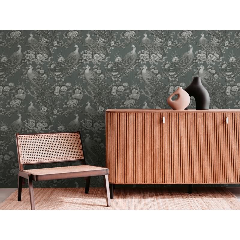 Vliestapete mit Pfauen und Blumen in Schwarz-Weiß auf dunklem Hintergrund (399821)