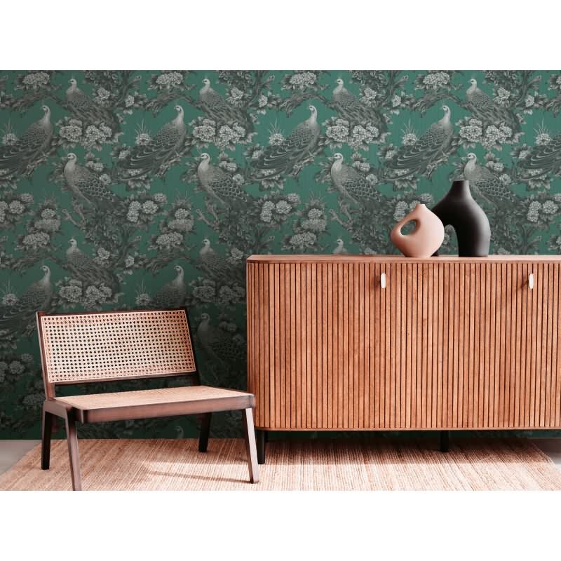 Vliestapete mit Pfauen und Blumen in Schwarz-Weiß auf grünem Hintergrund (399822)