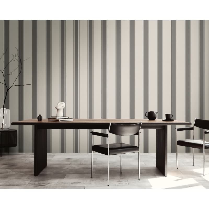 Vliestapete mit grauen Streifen auf hellem Hintergrund (399832)