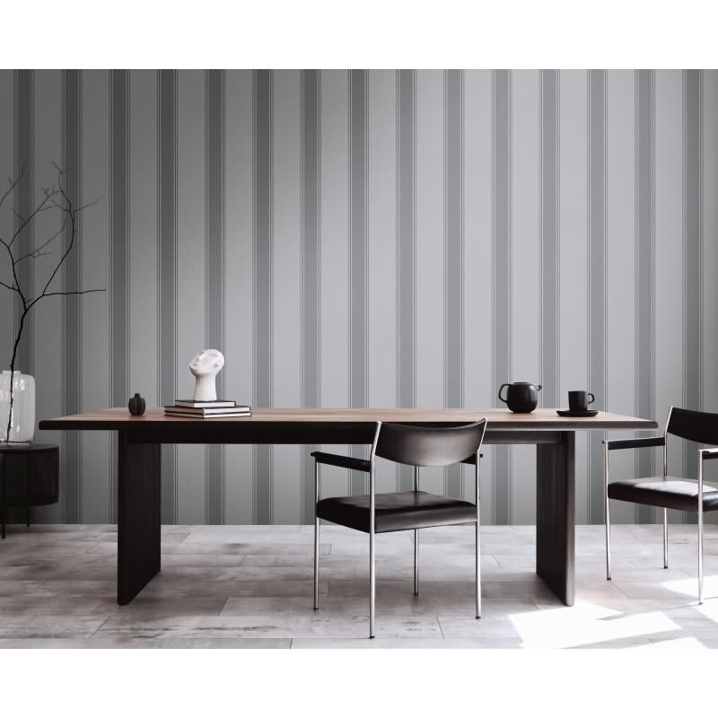 Vliestapete mit grauen Streifen auf mittelgrauem Hintergrund (399833)