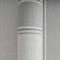 Vliestapete mit grauen Streifen auf mittelgrauem...